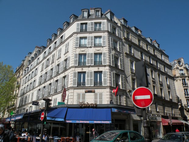  immeuble blanc aux voletes blancs